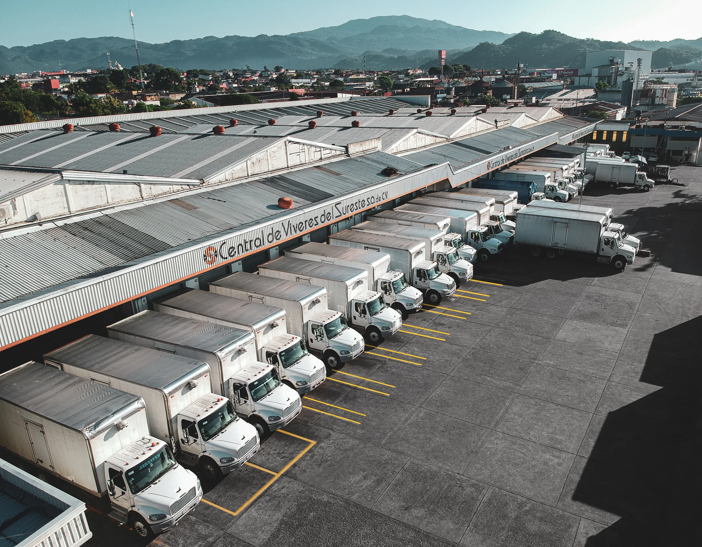 Vista aérea del centro de distribución de CEVISUR en Córdoba, Veracruz, con los andenes de carga y la flota de distribución