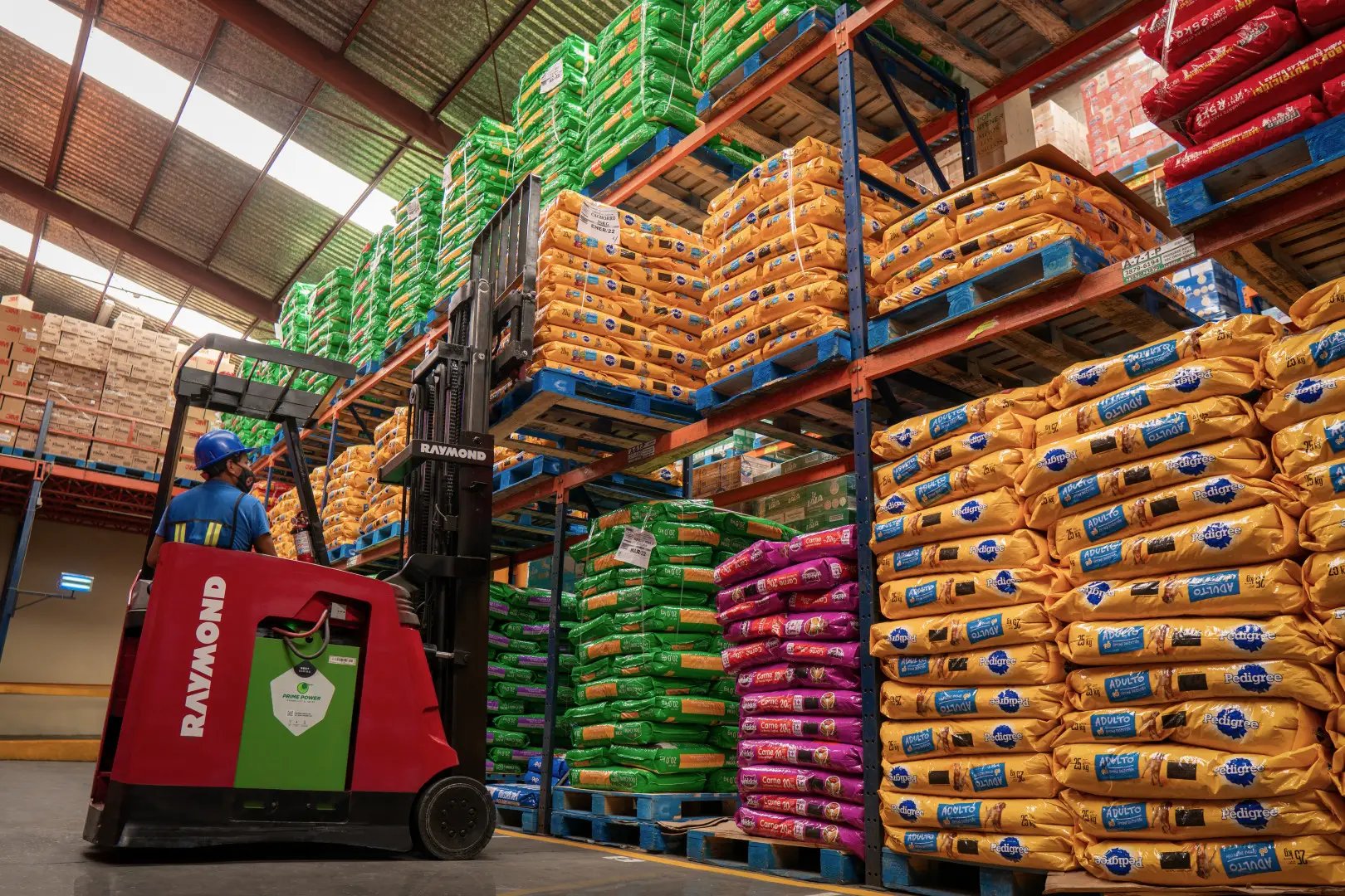 Montacargas operando entre racks de abarrotes en el almacén de CEVISUR